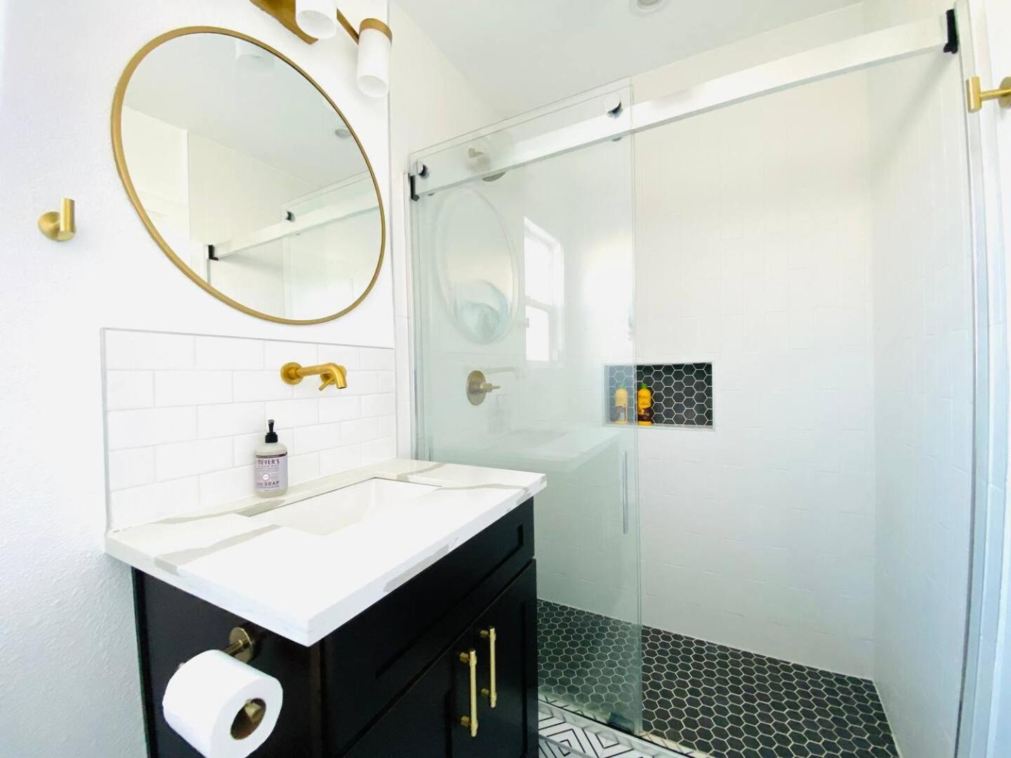 Stylish 3br House, Lax-sofi-65th-ww *